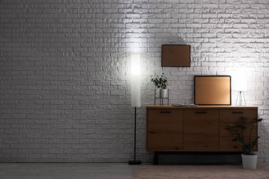 Klozet, boş çerçeve ve parlak lambalı karanlık odanın içi