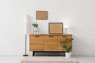 Klozet, boş çerçeve ve lambalı odanın içi