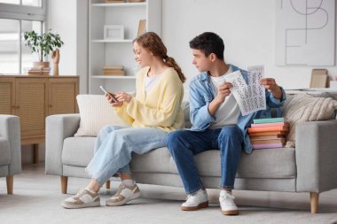 Okul sınavı için cevap kâğıdını yırtan genç bir çocuk ve kötü notları gizlice annesinden gizliyor.