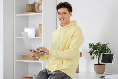 joven que trabaja con el portátil en casa
