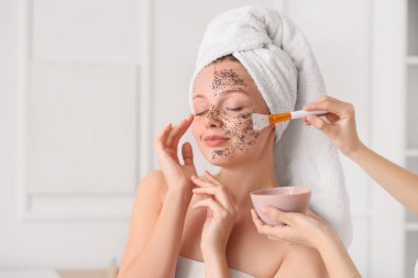 Güzellik salonunda chia tohumu maskesi alan genç bir kadın.