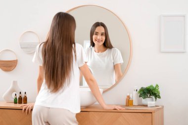 Genç kadın evde aynaya bakıyorum