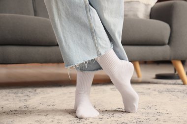 Beyaz çoraplı genç bir kadının bacakları evde.