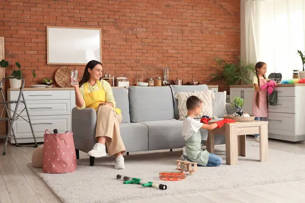 Evdeki temizlik işlerinde annelerine yardım eden sevimli çocuklar.