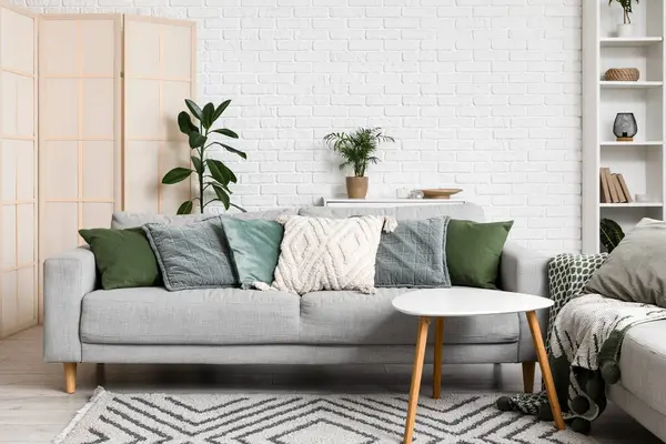 Yastıklı ve sehpalı rahat koltuklar.