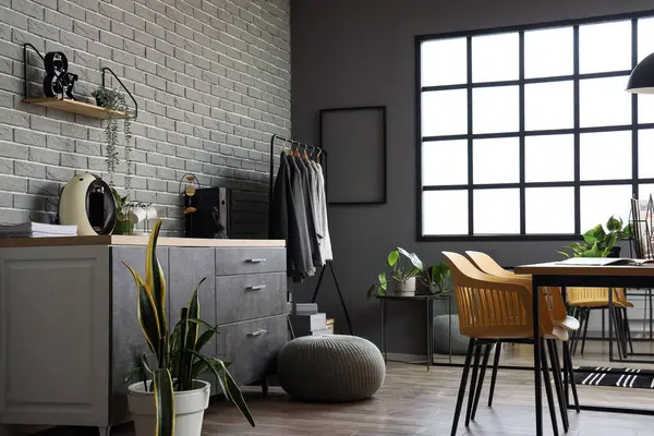 Masası, rafı ve tezgahı olan giyim mağazasının içi.