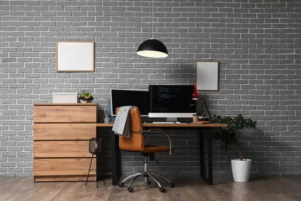 İşyeri, klozet ve boş çerçeveli programcı ofisinin içi