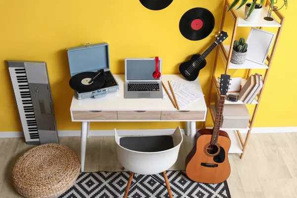 Müzisyen işyeri ve raf ünitesi ile ofis içi