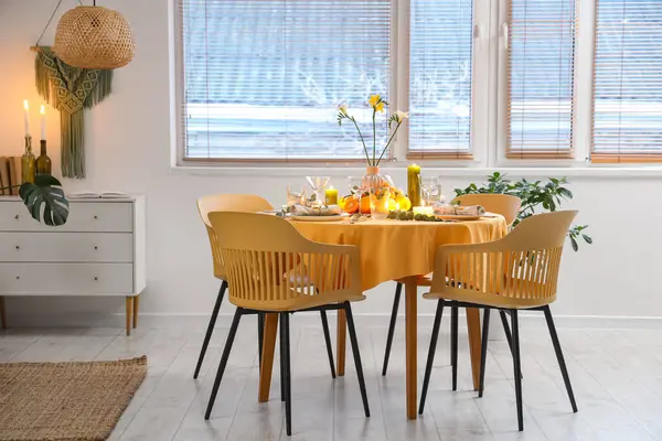 Yemek masasında turunçgiller servis ediliyor.