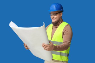 Mavi arka planda çizim yapan genç erkek mühendis