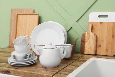 Mutfak tezgahında temiz tabakları olan tutucu.