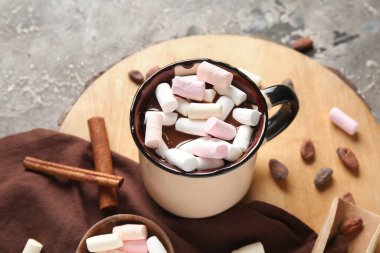 Gri grunge arka planında lokum olan bir fincan sıcak çikolata.