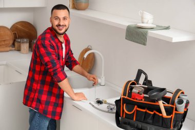 Mutfakta kablo gideri olan erkek tesisatçı.