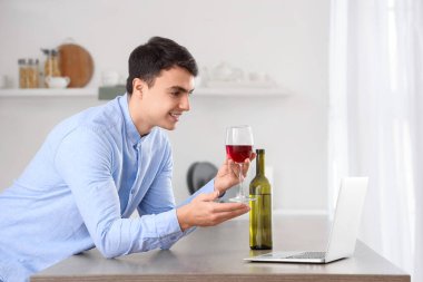 Genç adam evde flört sahip