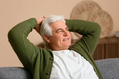 Salondaki yakışıklı son sınıf öğrencisi.