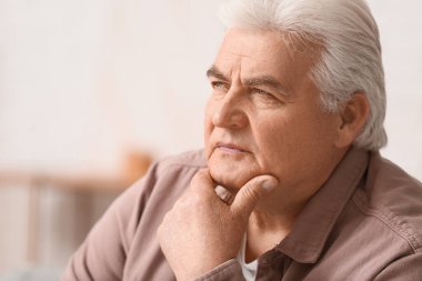 Evdeki yakışıklı yaşlı adamın portresi.