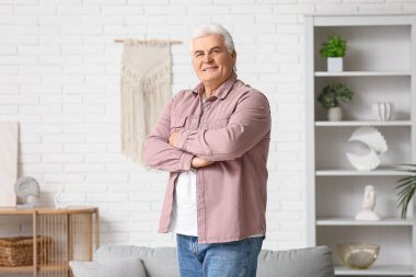 Oturma odasında mutlu kıdemli adam