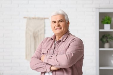 Oturma odasında mutlu kıdemli adam