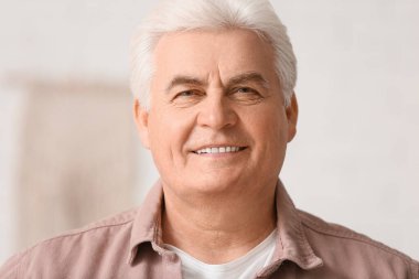 Evdeki yakışıklı yaşlı adamın portresi, yakın plan.