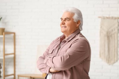 Oturma odasında mutlu kıdemli adam