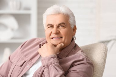 Evdeki yakışıklı yaşlı adamın portresi.