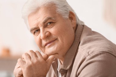 Evdeki yakışıklı yaşlı adamın portresi, yakın plan.