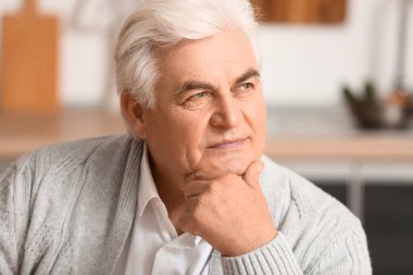 Mutfaktaki yakışıklı son sınıf öğrencisinin portresi, yakın plan.