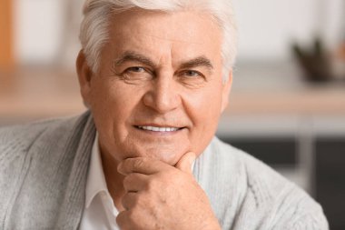 Mutfaktaki yakışıklı son sınıf öğrencisinin portresi, yakın plan.