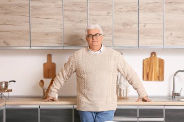 Mutfaktaki yakışıklı son sınıf öğrencisi.