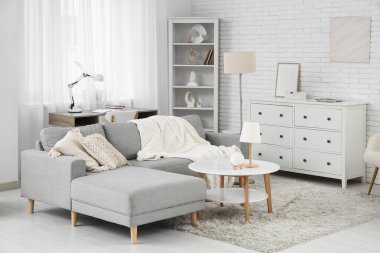 Oturma odasının iç tarafında rahat bir kanepe ve kahve masası var.