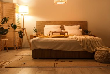 Yatak odasının iç dekorasyonu, rahat yatak odası ve parlak lambalar.