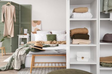 Modern yatak odası ve giysi ve aksesuarlı şık gardırop.