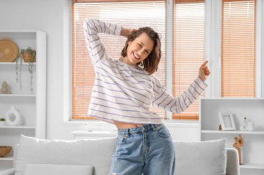 genç kadın, evde dans