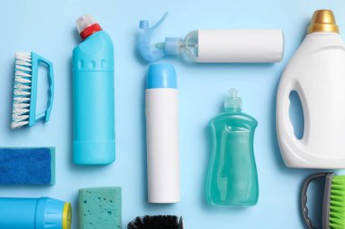 Mavi arka planda temizlik malzemeleri seti