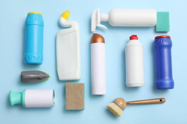 Mavi arka planda temizlik malzemeleri seti