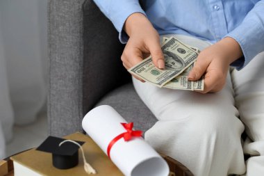 Evde para sayan bir kadın, yakın plan. Öğrenci kredisi kavramı