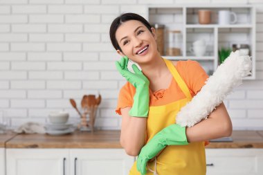 Modern mutfakta pp-tozu olan genç bir kadın.