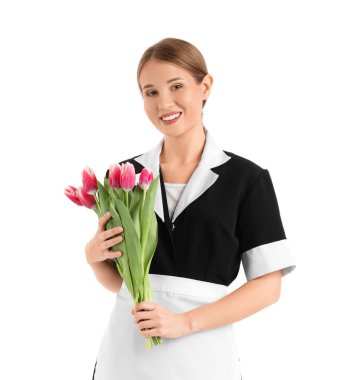 Beyaz arka planda laleleri olan güzel oda hizmetçisi.