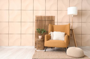 Rahat koltuğu, zemin lambası ve bej fayans duvarının yanındaki katlanabilir ekranı olan odanın içi.