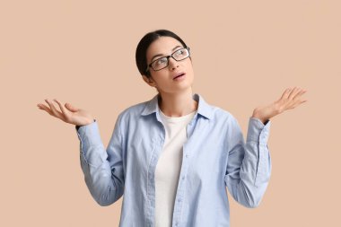 Bej arka planda düşünceli bir kadın mucit.