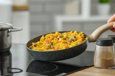 Mutfakta pilav kızartan kadın, yakın plan.