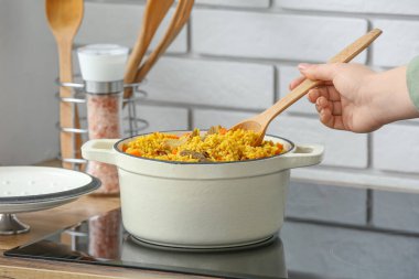 Mutfakta pilav hazırlayan kadın, yakın plan.