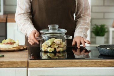 Mutfakta fırında lahana dolması pişiren kadın, yakın plan.