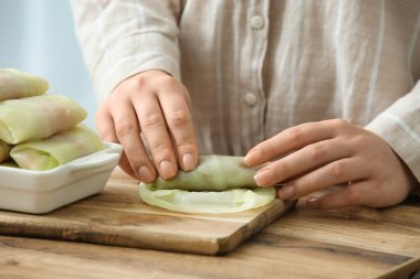 Mutfakta lahana dolması hazırlayan kadın, yakın plan.