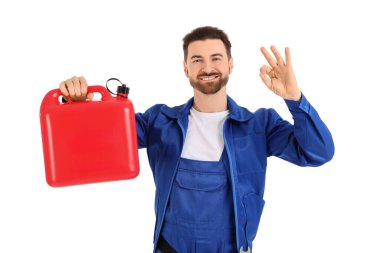 Beyaz arka planda teneke kutulu erkek tamirci iyi görünüyor.