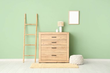 Odanın içinde ahşap tuvalet, merdiven ve boş çerçeve var.