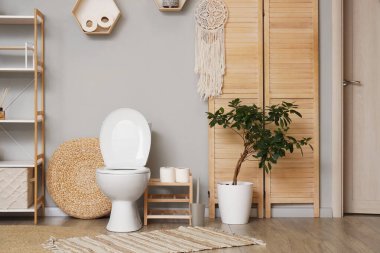 Tuvaletin içinde klozet, puf ve katlanır ekran var.