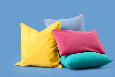 Mavi arkaplanda farklı renkli yastıklar