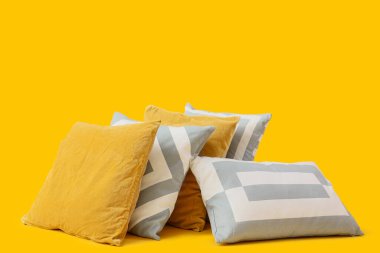 Sarı arkaplanda farklı yastıklar