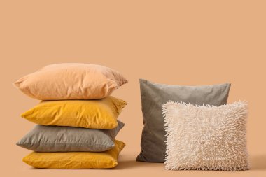 Bej arkaplanda farklı yastıklar